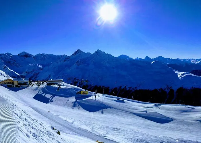 - Swimming Pool Available 公寓式酒店 4*